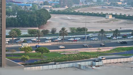 Langsam-Fließender-Verkehr-Auf-Einer-Straße-In-Dubai-Während-Der-Hauptverkehrszeiten