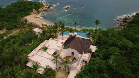Vista-Aérea-Del-Hotel-Resort-Tropical-Al-Lado-De-La-Playa-En-Huatulco