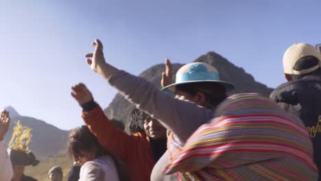 Tagesszene-Beim-Tayta-Shanti-Festival-In-Huancayo,-Peru,-Wo-Frauen-In-Traditioneller-Kleidung-Das-Fest-Mit-Tanz-Und-Festlichkeiten-Feiern