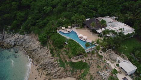 Luftaufnahme-Eines-Tropischen-Resorthotels-Am-Strand-In-Huatulco