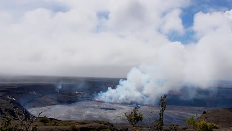 Ausbruch-Des-Kilauea-Kraters-Am-11.-September,-Von-Westen-Aus-Gesehen,-Mit-Abkühlendem-Lavasee-Mit-Kruste-Und-Mehreren-Fontänen,-Tag-2-Des-Ausbruchs