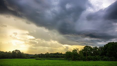 Zeitraffer-Bedrohlicher-Wolken,-Die-Sich-Mit-Sonnenstrahlen-über-Der-Grünen-Landschaft-In-Europa-Bilden
