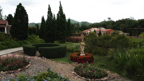 Botanischer-Garten-In-Einem-Resort-Im-Italienischen-Stil-Mit-Ornamenten-Und-Blumen