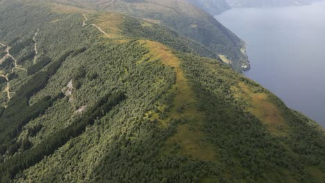 Imágenes-De-Drones-De-La-Cresta-De-La-Montaña-Con-Synshovden,-Vik-I-Sogn,-Noruega-En-El-Centro