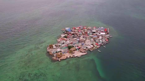 Drohne-Fliegt-In-Richtung-Der-Insel-Santa-Cruz-Del-Islote-In-Der-Kolumbianischen-Karibik