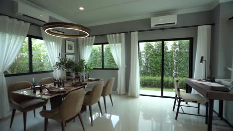 Stilvoller-Essbereich-In-Beige-Und-Weiß,-Offene-Wohndekoration
