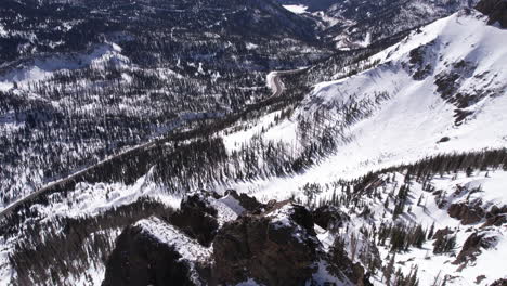 Drohnenaufnahme-Von-Schneebedeckten-Hügeln-Und-Wäldern-Am-Gebirgspass-In-Der-Landschaft-Von-Colorado,-USA