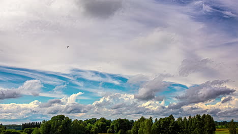 Wolkengebilde-Im-Zeitraffer-über-Einem-Ländlichen-Wald