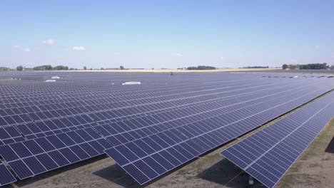 Low-flyover:-Solar-Power-generation,-solar-panel-field-on-sunny-day