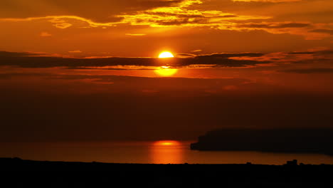 Abendsonne-Teilweise-Verdeckt-Von-Dramatischen-Sonnenuntergangswolken-In-Malta---Telefoto-Drohnenaufnahme