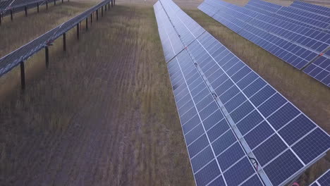 Riesige-Auswahl-An-Solarmodulen,-Die-Auf-Einem-Solarpark-Für-Saubere-Energie-Ausgerichtet-Sind