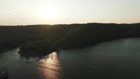 Ruhiger-Sonnenuntergang-über-Dem-Wasserkraftwerk-Lake-Zumbro-In-Minnesota,-USA