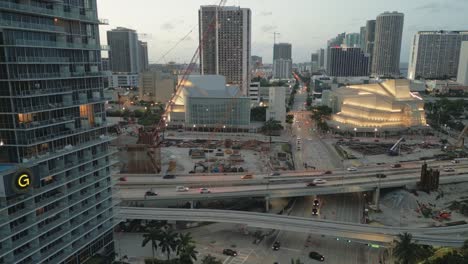 Luftdrohnen-Fliegen-über-Dem-Autobahnverkehr-Und-Den-Wolkenkratzern-Der-Innenstadt-Von-Miami-Bei-Sonnenuntergang-Mit-Panoramaaufnahme