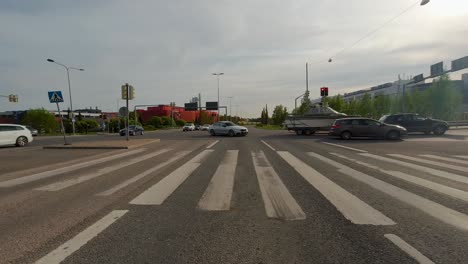 Vista-Frontal-De-Un-Automóvil-Esperando-En-Una-Intersección-A-Que-Cambie-El-Semáforo-En-Helsinki,-Finlandia
