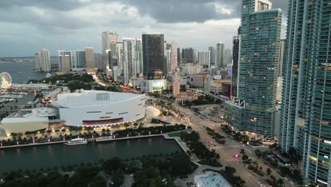 Luftaufnahme-Der-Innenstadt-Von-Miami-Mit-Blick-Auf-South-Beach-Mit-Kasey-Arena-Und-Modernem-Malerischen-Gebäude