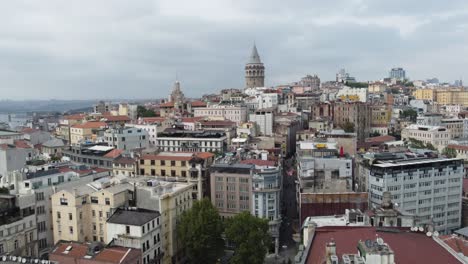 Aufsteigendes-Drohnenvideo-Des-Galata-Turms-In-Beyoglu-Istanbul-Mit-Stadtgebäuden,-Dächern,-Dem-Bosporus-Und-Blick-Auf-Die-Stadt