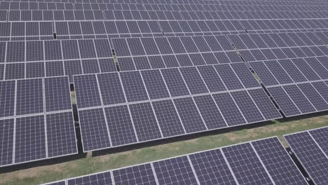 Expansive-rows-of-panels-in-huge-solar-power-farm-on-sunny-day