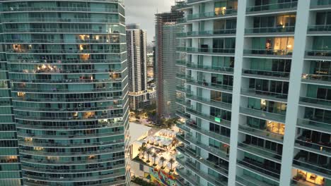 Cautivante-Toma-De-Drones-Del-Complejo-De-Apartamentos-De-Lujo-De-Miami-Con-Vistas-Panorámicas-Al-Balcón-En-Florida