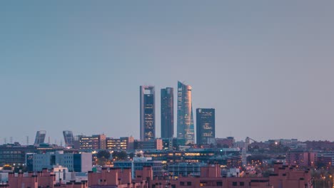 Rascacielos-Ctba-Construyendo-Timelapse-Día-A-Noche-De-La-Moderna-Ciudad-De-Madrid-Durante-La-Colorida-Puesta-De-Sol-Con-Nubes-En-Movimiento-Horizonte-De-La-Ciudad-Desde-El-Mirador-De-Las-Tablas