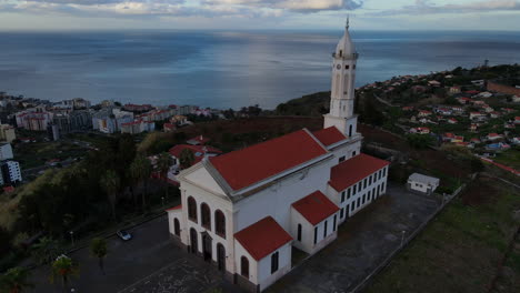 Iglesia-De-Sao-Martinho-En-Madeira:-Vista-Aérea-En-órbita-Sobre-La-Hermosa-Iglesia-Durante-La-Puesta-De-Sol-Y-Con-Vistas-A-La-Ciudad-Y-Al-Océano