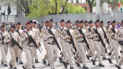 Fuerzas-Armadas-Del-Ejército-Nacional,-Marchando-Por-Monterrey-Nuevo-León-En-El-Desfile-Conmemorativo-De-La-Independencia-De-México