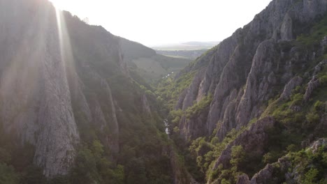 Blick-über-Kalksteinfelsen-Mit-Sonnenuntergang-Und-Blick-Auf-Den-Fluss-Am-Ende