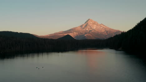 Aufsteigende-Luftaufnahme-Des-Mount-Hood-Vom-Lost-Lake-Bei-Sonnenuntergang