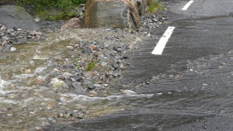 El-Agua-De-Las-Fuertes-Lluvias-Se-Escurre-Por-Las-Colinas-E-Inunda-La-Carretera-En-El-Oeste-De-Noruega.