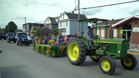 Tractor-John-Deere-Tirando-De-Una-Carroza-En-El-Nuevo-Desfile-De-La-Feria-De-Otoño-De-Liskeard