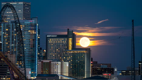 Super-blue-moon-rises-behind-illuminated-Denver-buildings