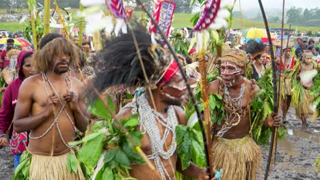 Traditionelle-Kulturelle-Tänzer-In-Papua-Neuguinea-Tragen-Federn-Und-Körperbemalung