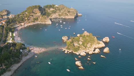 Isola-Bella-In-Der-Nähe-Von-Taormina-Im-Südosten-Siziliens-–-Filmische-Drohnenaufnahme