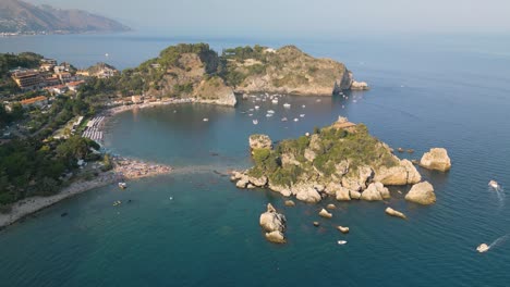 Wunderschöne-Umlaufende-Aufnahme-über-Der-Isola-Bella,-Sizilien,-Italien