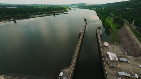 Murray-Lock-And-Dam-On-The-Arkansas-River-In-Little-Rock,-Arkansas,-USA
