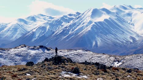 Hombre-En-La-Cima-De-La-Montaña-Y-Vista-Panorámica-Del-Paisaje-Nevado-De-Invierno-Alpino-De-Nueva-Zelanda