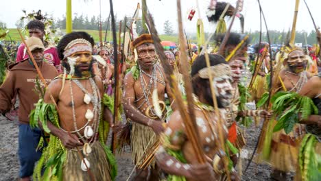 Lächelnde-Traditionelle-Tänzer-Aus-Papua-Neuguinea-In-Stammeskostümen