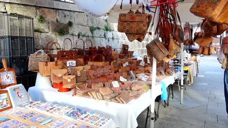 Street-market-in-Cais-da-Ribeira-with-handmade-bags-and-tiles,-Porto