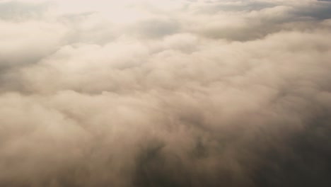 Luftaufnahme-Durch-Tief-Hängende-Nebelwolken,-Sonniger-Morgen-In-Bali,-Indonesien