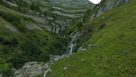 Valle-Del-Paso-De-Furka-En-Suiza-Con-Puente-Y-Cascadas