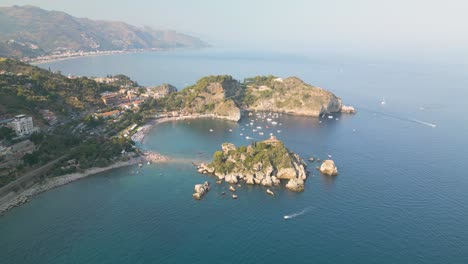 Un-Dron-Se-Aleja-De-Isola-Bella,-El-Principal-Destino-Turístico-De-Sicilia
