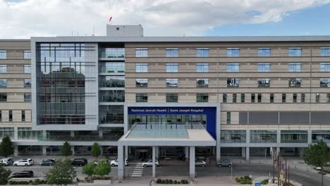 Aerial-of-National-Jewish-Health-Saint-Joseph-Hospital-entrance,-Denver