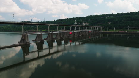 Große-Staudammbrücke-Mit-Perfekten-Spiegelreflexionen-Auf-Dem-Wasser-In-Little-Rock,-Arkansas