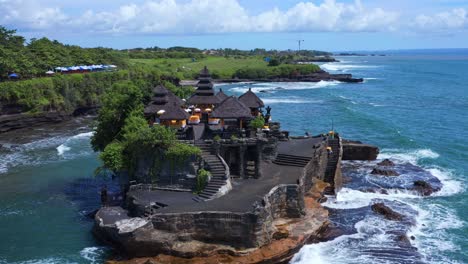 Aerial-View-Of-Pilgrimage-Temple-Of-Pura-Tanah-Lot-In-Bali,-Indonesia---drone-shot