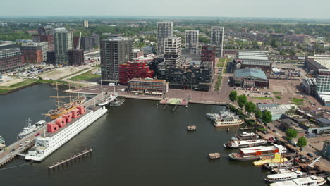 Terminal-De-Ferry-NDSM-Cerca-De-Hotel-Y-Restaurante-En-Ámsterdam,-Países-Bajos