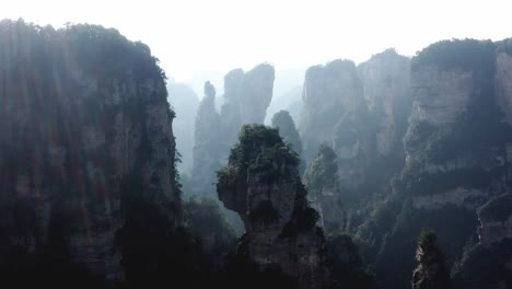 Blauer-Dunst,-Sonneneruption,-Licht-Breitet-Sich-über-Felsige-Türme-In-Zhangjiajie,-Wulingyuan,-Hunan,-China-Aus