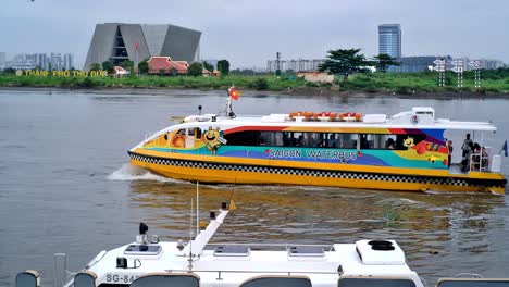 Ein-Wasserbus-Fährt-Von-Seiner-Heimatstation-Am-Saigon-Fluss-In-Ho-Chi-Minh-Stadt,-Vietnam,-Ab