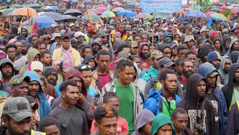Panning-shot-of-huge-crowd-of-Papua-New-Guinean-faces-in-the-rain