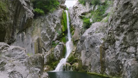 Saltos-Turísticos-De-Barranquismo-En-El-Río-Cetina,-Croacia,-Cascadas-Aéreas-Salvajes