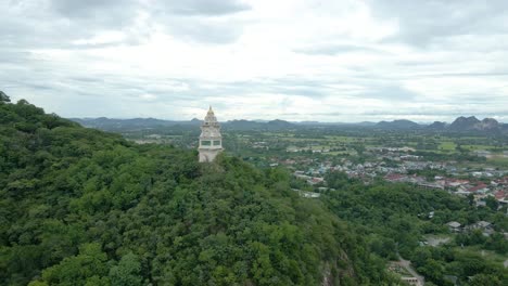 Der-Uhrturm-Liegt-Auf-Einem-Hügel-Inmitten-Von-Waldbäumen-In-Thailand