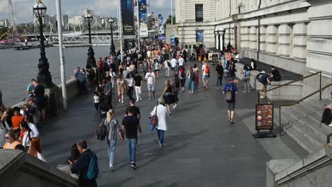 Gente-Caminando-Por-El-London-Eye-A-Lo-Largo-De-Queens-Walk,-Londres,-Reino-Unido